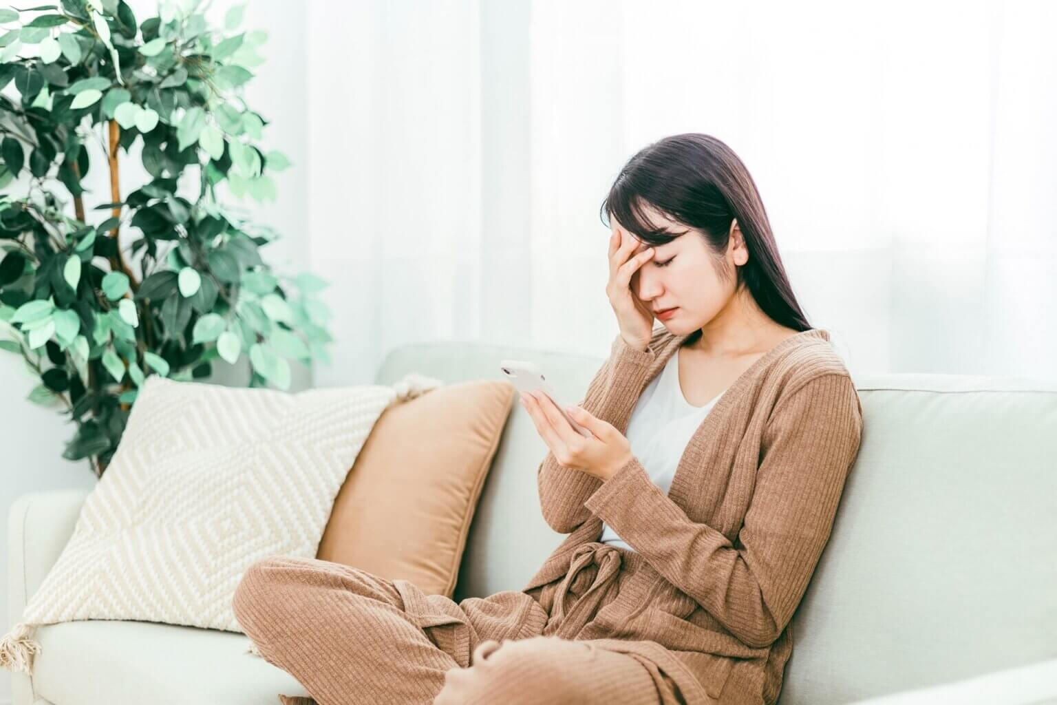 偏頭痛と首こりの関係とは? | 小顔矯正を大阪でするなら「小顔製作所」にお任せ!